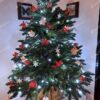 Vianočný stromček v kvetináči 3D Jedľa Pôvabná 100cm, stromček má tmavozelené ihličie a je ozdobený červennými a bielymi ozdobami