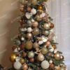 Vianočný stromček v kvetináči 3D Jedľa Prírodná 120cm, stromček má zelené ihličie a je husto ozdobený bielymi, zlatými a medenými ozdobami