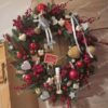 Vianočný veniec 100% 3D Jedľa Kaukazská 50cm, veniec má zelené vetvičky a je ozdobený červenými a bielymi ozdobami