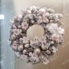 Vianočný veniec Smrek Biely 50cm, veniec je husto zasnežený a je ozdobený bielymi a ružovými ozdobami