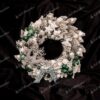 Vianočný veniec Smrek Biely 50cm je ozdobený zelenými ozdobami a má husto zasnežené vetvičky