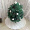 Biely pruhovaný koberec pod stromček , pd vianočným stromčekom, bielej farby a má pruhovaný vzor