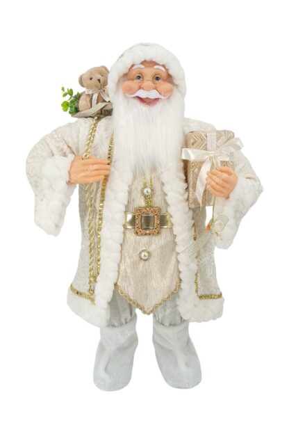 Dekorácia Vianočný Mikuláš Biely 80cm má oblečený biely kabát so zlatými vzormi, má zlatý opaok a biele topánky a v ruke drží darček. Má hustú bielu bradu a v oši nesieplyšovú hračku