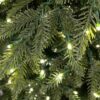 Detail vetvičiek vianočného stromčeks 3D Jedľa Štíhla LED, ihličie má prirodzenú zelenú farbu