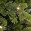 Detai vetvičky umelého vianočného stromčeka 3D Jedľa Švédska LED. stromček má prirodzene zelené ihličie.