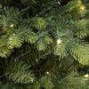 Detailna fotka vianočného stromčeka 3D Smrek Taliansky Úzky LED. Má bledozelené konce vetvičiek.