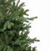 Detail vianočného stromčeka v kvetináči 3D Smrek Tirolský, ihličie má prirodzenú zelenú farbu.
