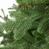 Detail vianočného stromčeka v kvetináči 3D Smrek Tirolský, ihličie má svetlozelenú farbu a prepracovaný stred vetvičky je hnedý.