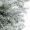 Detail vetvičky vianočného stromčeka 3D Smrek Mrazivý v kvetináči . Vetvička má jemne zasnežený efekt doplnený trblietkami.
